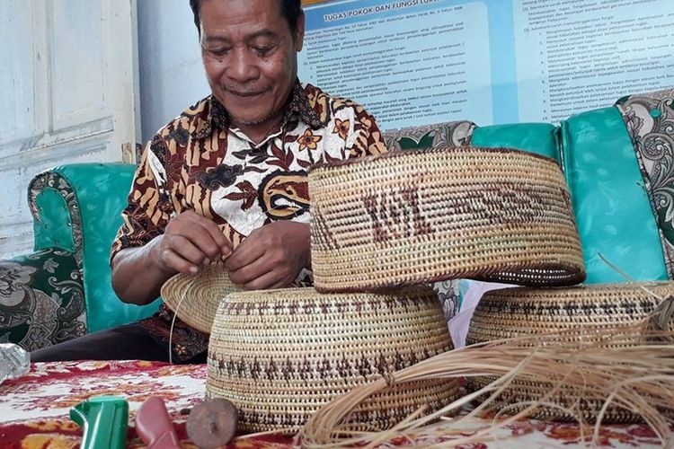 Upiya Karanji atau songkok keranjang adalah kerajinan khas petani Gorontalo yang berada di pinggiran hutan. Mereka memanfaatkan rumput mintu sebagai bahan bakunya dengan cara membelah menjadi bagian kecil yang memanjang, yang kemudian dianyam. Upia karanji dipopulerkan oleh Presiden Abdurrahman Wahid dan tokoh masyarakat Gorontalo, Sandiaga Uno.