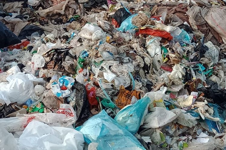 Limbah medis dan limbah rumah tangga bercampur di TPA Bekasi, Selasa (30/6/2020).