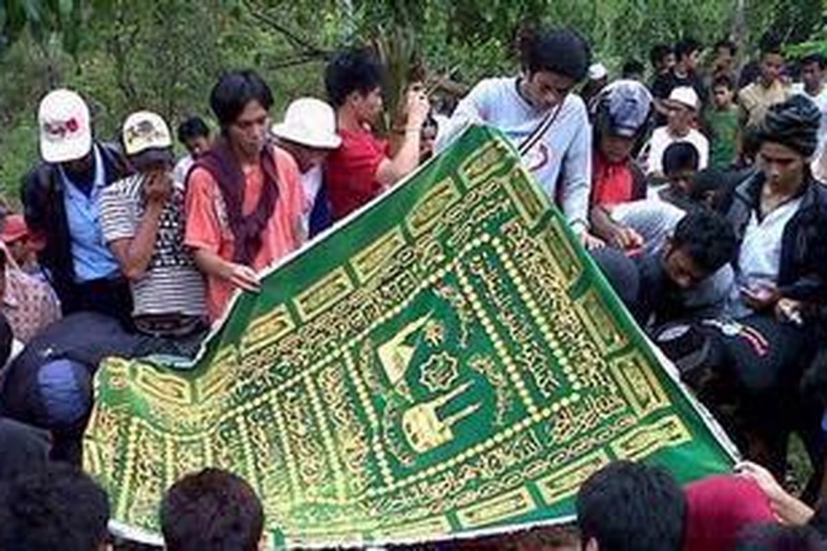 Warga memadati lokasi pemakaman Haryanto, mahasiswa UNM yang tewas akibat tawuran antarmahasiswa, di Kabupaten Enrekang, Sulsel.