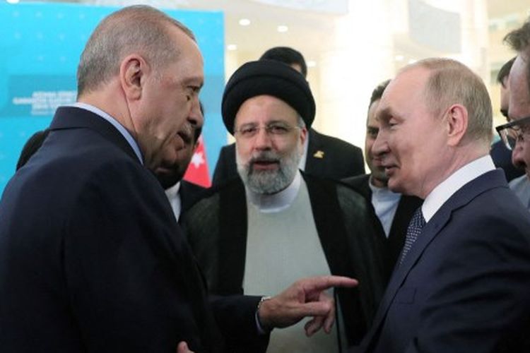 Gambar selebaran ini diambil dan dirilis oleh Kepresidenan Turkiye pada 19 Juli 2022 menunjukkan Presiden Turkiye Recep Tayyip Erdogan (kiri) berbicara dengan Presiden Rusia Vladimir Putin (kanan) saat Presiden Iran Ebrahim Raisi mendengarkan, saat mereka tiba untuk konferensi pers bersama di akhir KTT Trilateral Astana di Balai Konferensi Internasional Teheran di Teheran. Baru-baru ini Putin memberi tahu Erdogan bahwa agenda referendum Rusia di empat wilayah Ukraina berjalan transparan dan sesaui hukum.