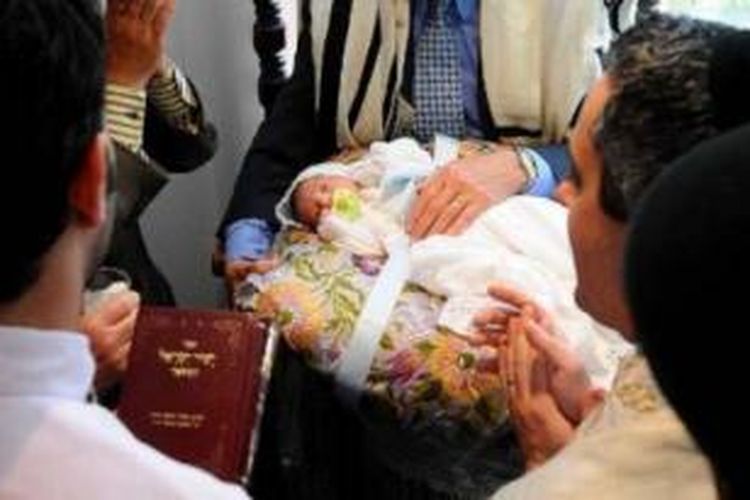 Sebuah keluarga Yahudi bersiap melakukan proses upacara penyunatan seorang bayi yang baru lahir.
