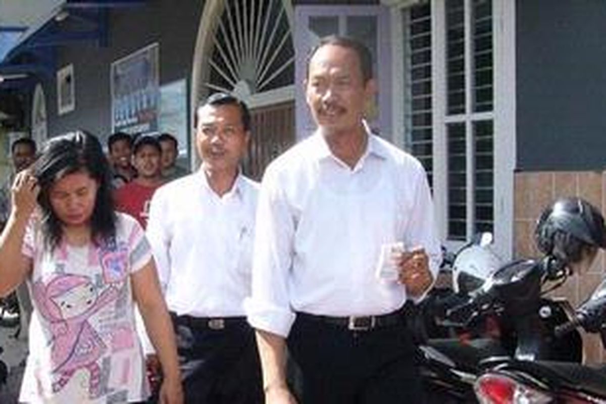 Sumyati (kiri) digelandang ke Mapolres Situbondo setelah ditangkap petugas Rutan gara-gara menyelundupkan dan menyembunyikan pil dextro di dalam CD untuk penghuni rutan.