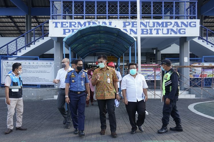 Sekretaris Kementerian PPN/Sekretaris Utama Bappenas Himawan Hariyoga meninjau Pelabuhan Hub Internasional Bitung sebagai infrastruktur penunjang Kawasan Ekonomi Khusus (KEK) Bitung. (DOK. KEMENTERIAN PPN/BAPPENAS)