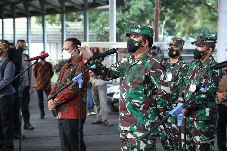 Panglima TNI Marsekal Hadi Tjahjanto saat melaksanakan peninjauan fasilitas isolasi terpusat di Asrama Haji Sudiang, Makassar, Sabtu (7/8/2021).