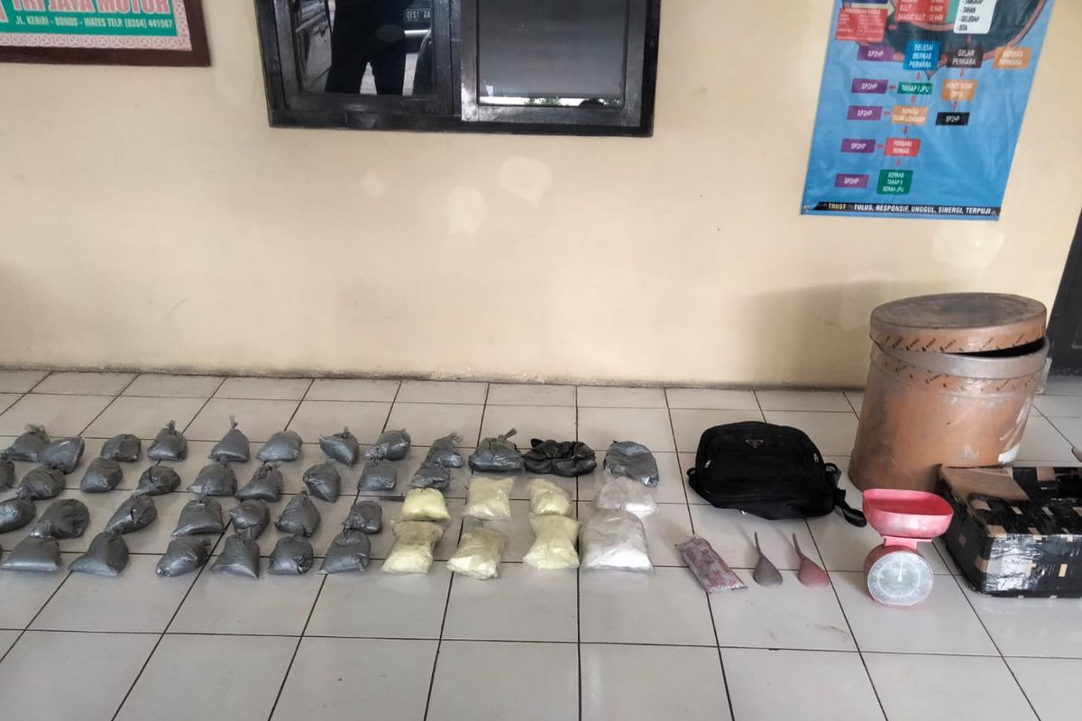 Barang bukti bahan peledak sebagai bahan membuat petasan yang diamankan oleh Polsek Wates, Kabupaten Kediri, Jawa Timur, Sabtu (9/4/2022).