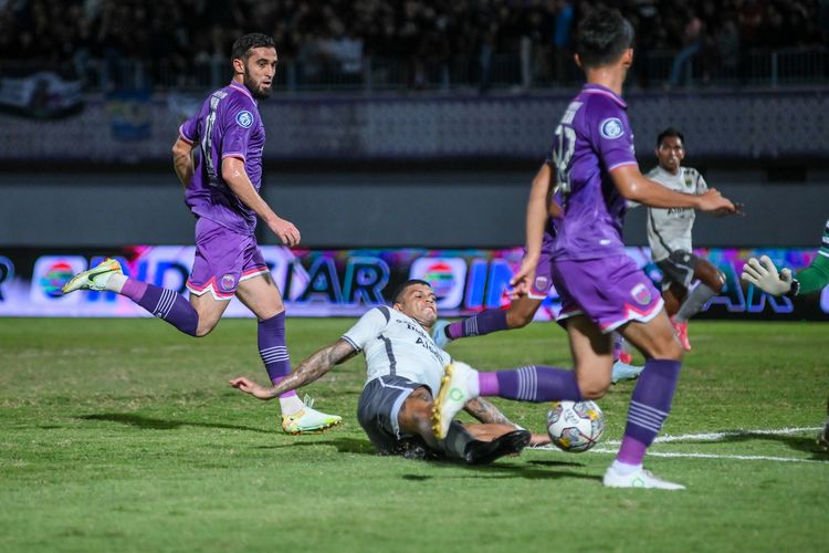 Ciro Alves penyerang Persib berusaha memaksimalkan peluang di depan gawang Persita dalam pertandingan pekan ke-33 Liga 1 2022-2023, antara Persita Tangerang vs Persib Bandung, Minggu (9/4/2023) di Indomilk Arena. 
