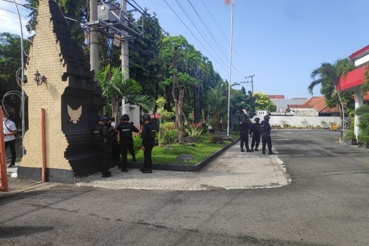 Suasana gedung DPRD Kota Kediri, Jawa Timur menyusul temuan tas mencurigakan, Senin (12/4/2021).