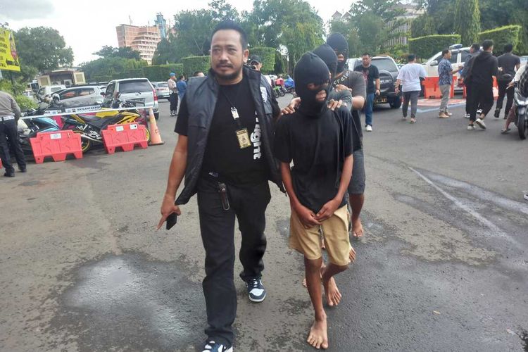 Tiga remaja laki-laki di Kota Semarang dibekuk anggota Satreskrim Polrestabes Semarang usai ketahuan berkomplot melancarkan pencurian di 26 kedai es teh, Jumat (19/1/2024).