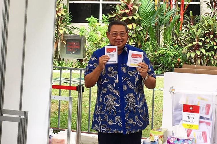 Presiden ke-6Republik Indonesia Susilo Bambang Yudhoyono atau SBY menunjukan surat suara yang telah dicoblos. SBY menggunakan hak pilihnya di KBRI Singapura, Minggu sore (14/4/2019)