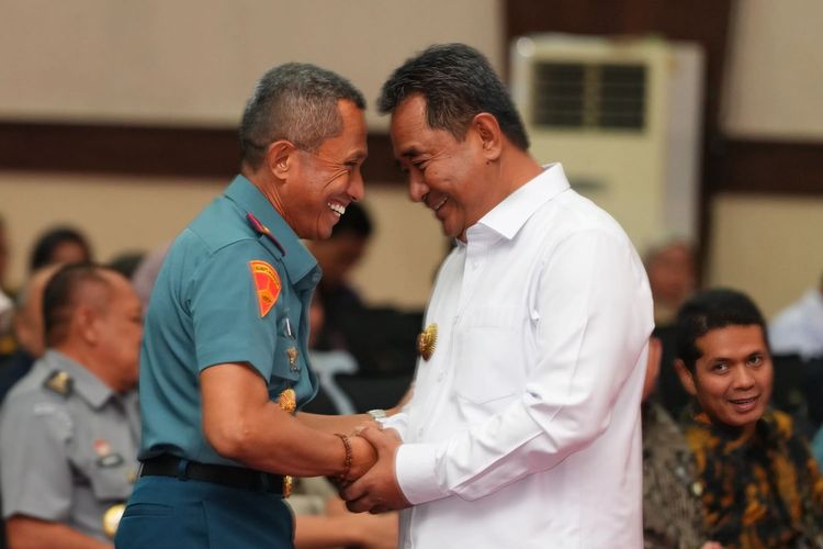 Komandan Pangkalan Utama Tentara Nasional Indonesia (TNI) Angkatan Laut (Danlantamal) VI Makassar Andi Rahmat M bersama Penjabat (Pj) Gubernur Sulsel Bahtiar Baharuddin dalam acara silaturahmi di Ruang Pola Kantor Gubernur Sulawesi Selatan, Selasa, 14 Mei 2024.
