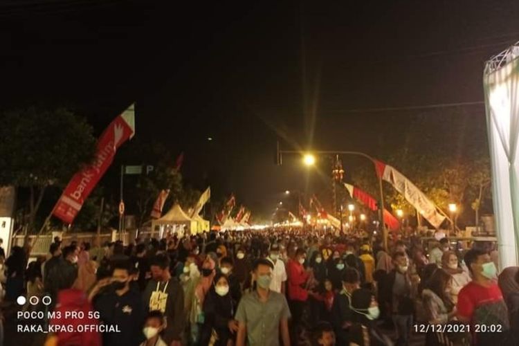 Suasana saat peresmian jalur pedestarian oleh Bupati Jombang Mundjidah Wahab, Minggu (12/12/2021).