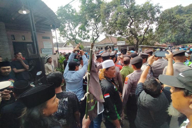 Aksi gabungan LSM di Pasuruan mengecam aktivitas penambangan di Kabupaten Pasuruan karena menyebabkan jalan rusak di Desa Sumber Rejo, Kecamatan Winongan Kabupaten Pasuruan, Senin (03/02/2025), mendapat penolakan warga. 