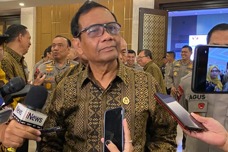 Menteri Koordinator Bidang Politik, Hukum, dan Keamanan (Menko Polhukam) Mahfud MD dalam acara penyerahan hadiah lomba Komisi Kepolisian Nasional (Kompolnas) 2023 di Hotel Sultan, Jakarta, Senin (21/8/2023).