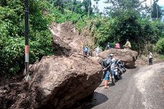 Tertimbun Longsor, Jalan di Bandung Barat Tertutup Batu Besar