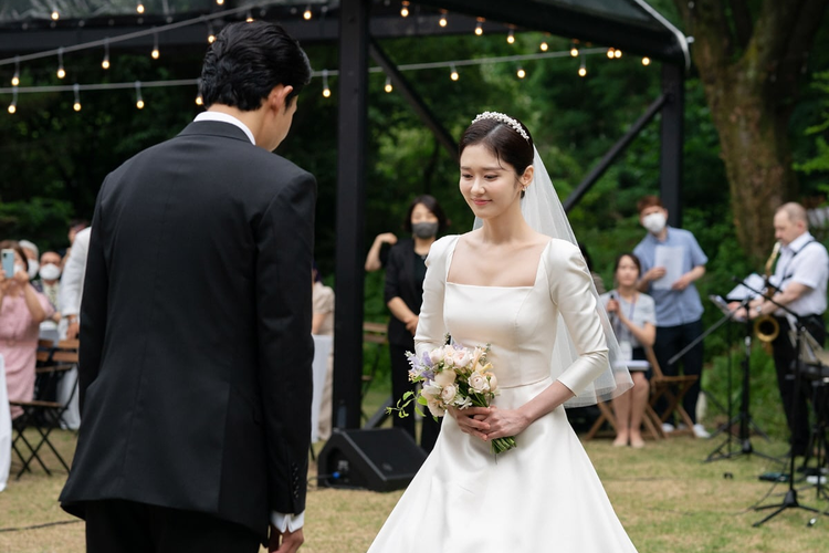 Aktris asal Korea Selatan Jang Na Ra dan suaminya dalam upacara pernikahan mereka.