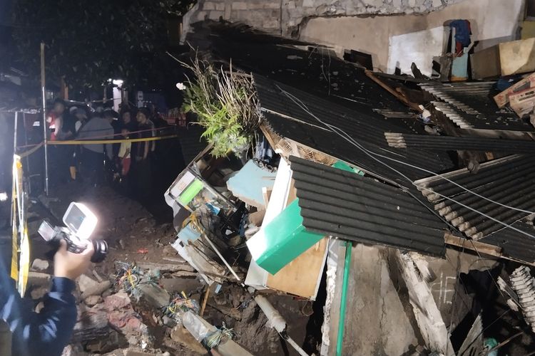 Dua rumah di di Jalan Cibangkong Lor, RT 01 RW 05 kelurahan Maleer, Batununggal, Kota Bandung, Jawa Barat, luluh lantak setelah pipa air bersih milik PDAM Perumda Tirtawening pecah pada Rabu (5/5/2024) pukul 15.45 WIB.