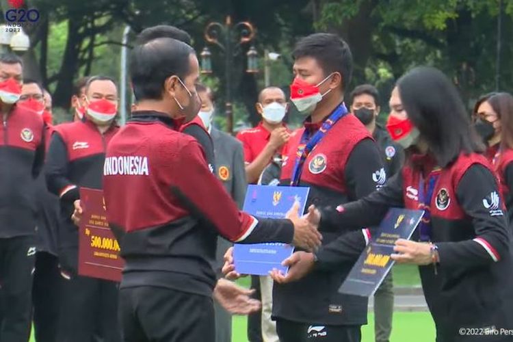 Presiden Joko Widodo secara simbolis menyerahkan bonus kepada atlet Indonesia peraih medali SEA Games 2021 Vietnam dalam acara yang digelar di Istana Merdeka, Jakarta, pada Senin (13/6/2022) pagi WIB. (Sumber foto: Tangkapan layar YouTube Sekretariat Presiden