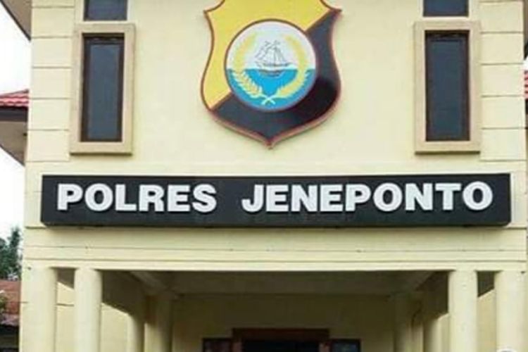 Aparat kepolisian di Kabupaten Jeneponto, Sulawesi Selatan mengamankan seorang remaja lantaran diduga mdncabuli seorang bocah berusia 7 tahun. Senin, (1/8/2022).