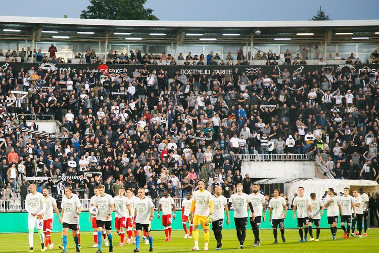 Para pemain Partizan Belgrade dan Red Star Belgrade berjalan menuju tengah lapangan jelang kickoff partai semifinal Piala Serbia di Stadion Partizana, Kamis (11/6/2020) dini hari WIB.