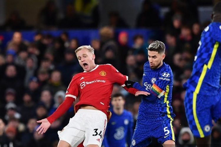 Aksi Jorginho (kanan) dan Donny van de Beek dalam laga pekan ke-13 Liga Inggris 2021-2022 antara Chelsea vs Manchester United di Stadion Stamford Bridge, Minggu (28/11/2021) malam WIB.