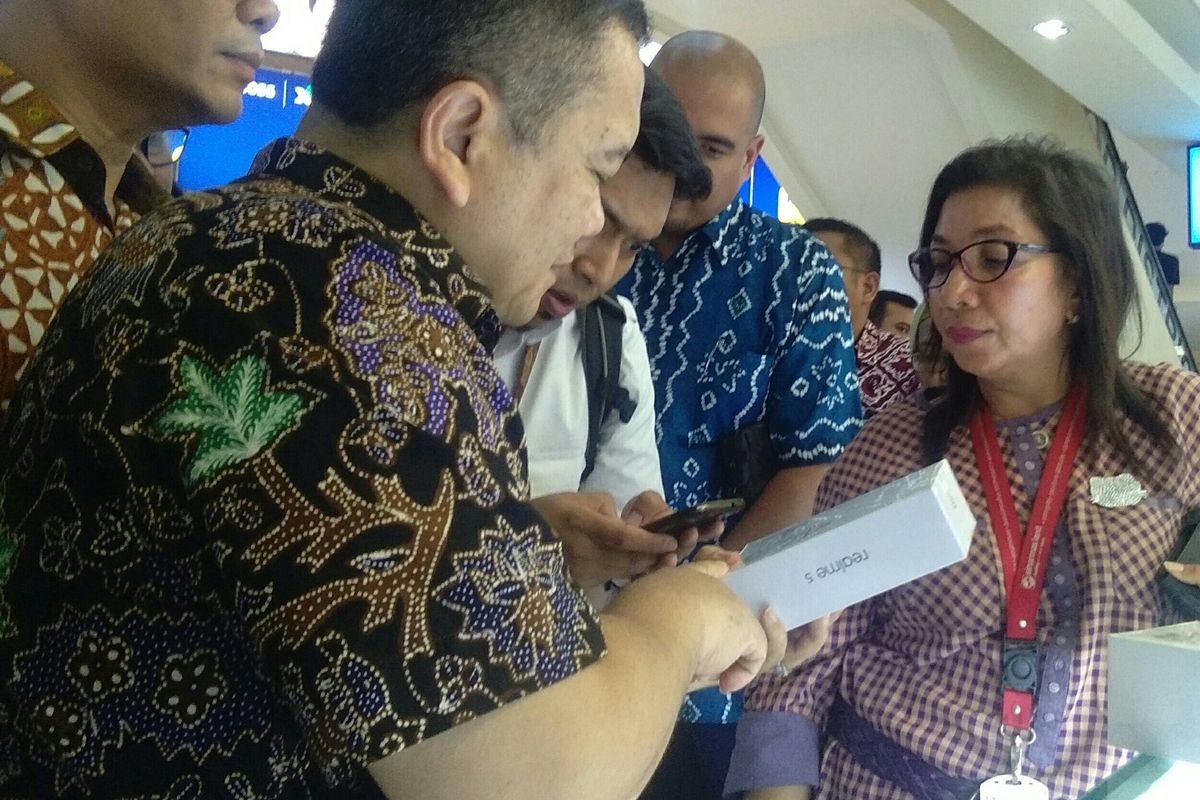 Kementerian Perdagangan sedang meneliti nomor IMEI yang terdaftar di ponsel salah satu store yang ada di iTC Roxy Mas, Jakarta, Selasa (26/11/2019).