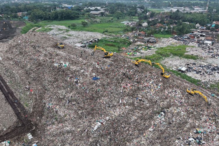 Foto udara Tempat Pembuangan Akhir (TPA) Bantar Gebang Bekasi, Jawa Barat, Kamis (12/2/2026). Peluang green jobs disebut akan banyak tercipta dari upaya menangani masalah sampah di Indonesia. Apa saja jenis pekerjaannya?