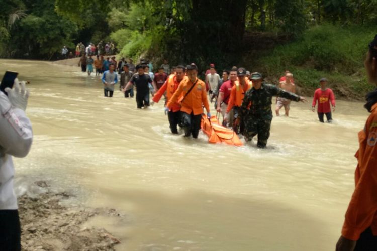 ‎Tim SAR gabungan mengevakuasi jasad Manem (60) yang tersangkut tumpukan sampah di bibir sungai wilayah Kecamatan Geyer, Grobogan, Selasa (13/3/2018) pagi.