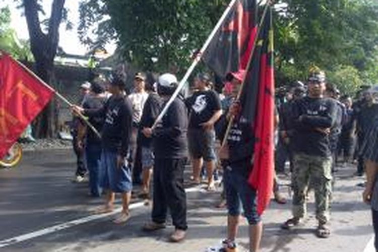 Ratusan warga memblokir jalan masuk ke Gang Dolly. Mereka menolak penutupan gang Doolly oleh Pemkot Surabaya. Rabu (18/6/2014).