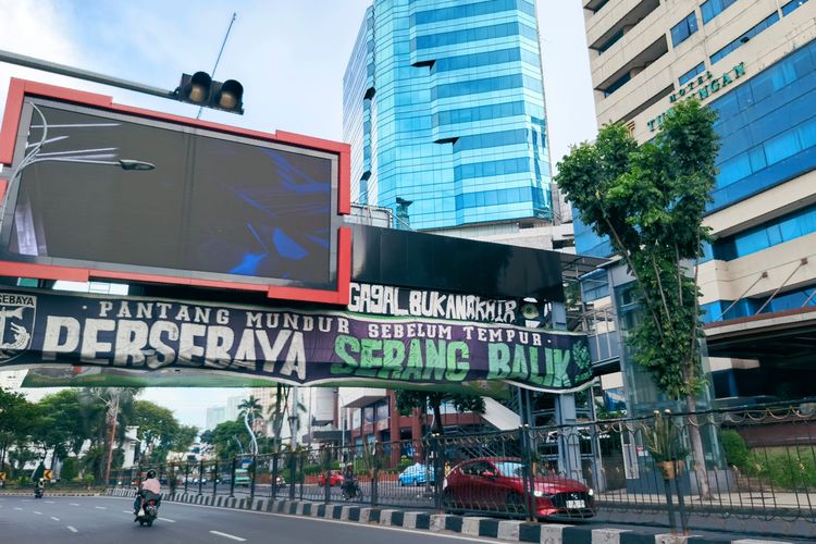 Salah satu spanduk menyambut hari jadi Persebaya Surabaya ke-98 yang terbentang di sejumlah tempat.