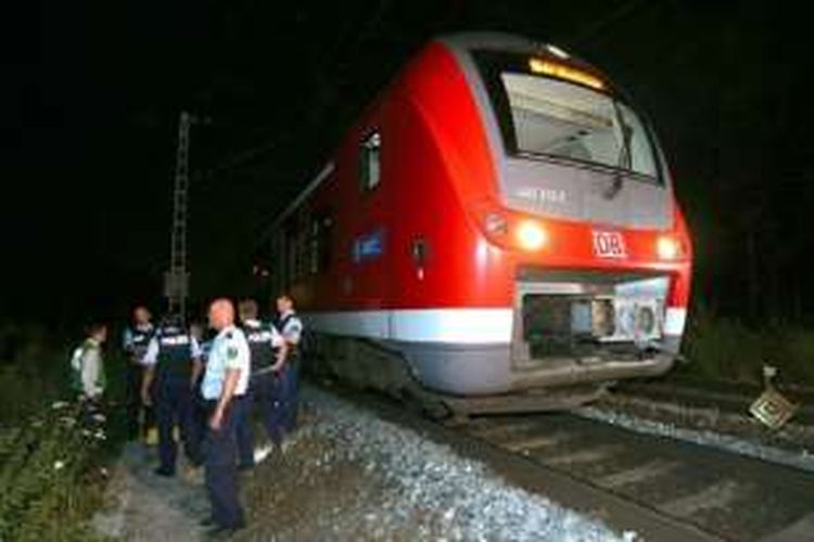 Polisi Jerman bersiaga setelah terjadi serangan dengan kapak dan pisau di dalam kereta api kota Wuerzburg, Jerman selatan, Senin (18/7/2016) pukul 21.15 waktu setempat. 