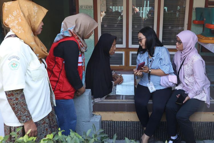 Gara-gara KTP Dipinjam Bos untuk Beli Alphard, Warga Surabaya Gagal Terima Bansos