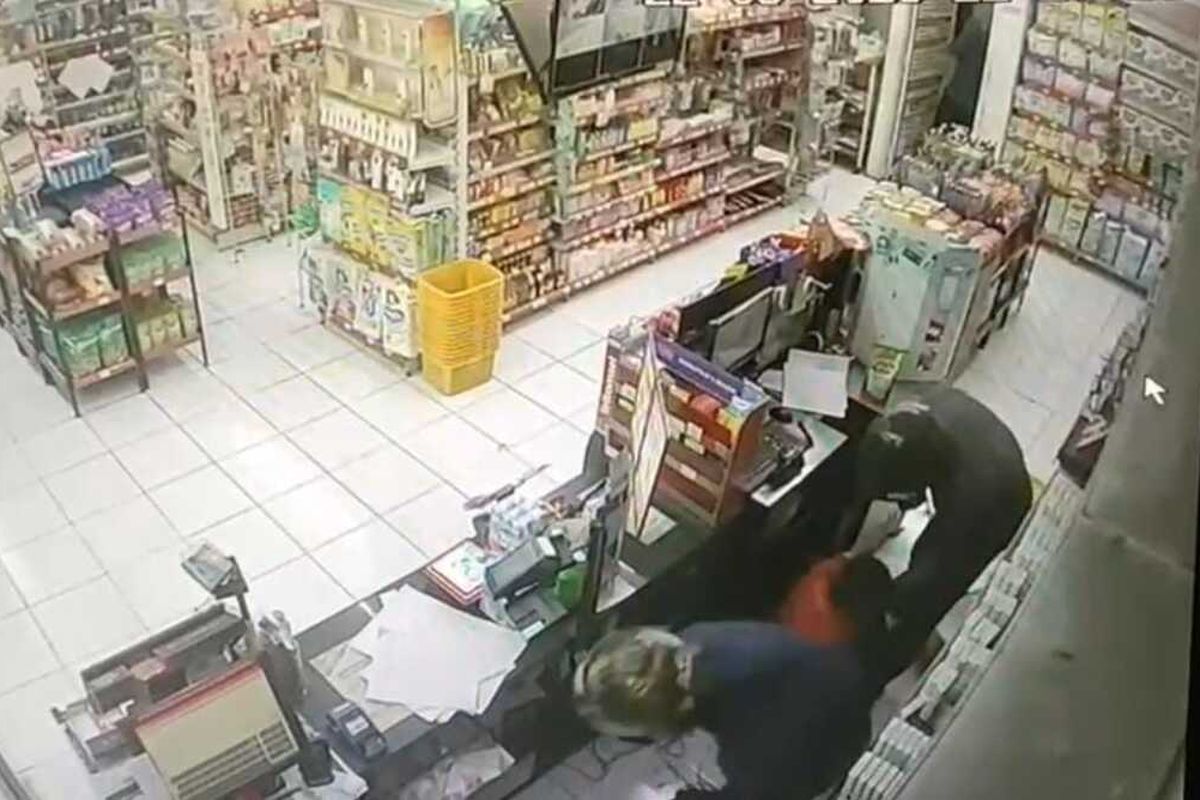 Rekaman CCTV perampokan salah satu minimarket di Jatisari, Karawang, Jawa Barat pada 22 Mei 2023 malam.