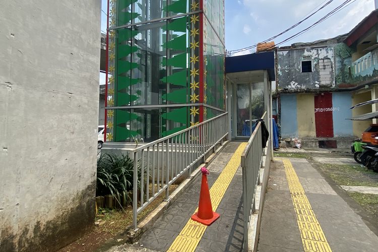 Lift JPO Lenteng Agung Rusak Terbengkalai, Mau Tak Mau Menapaki 62 Anak Tangga