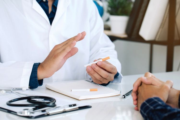 Terjebak di Ruangan AC dengan Perokok? Ini Langkah Mitigasi untuk Perokok Pasif Menurut Dokter