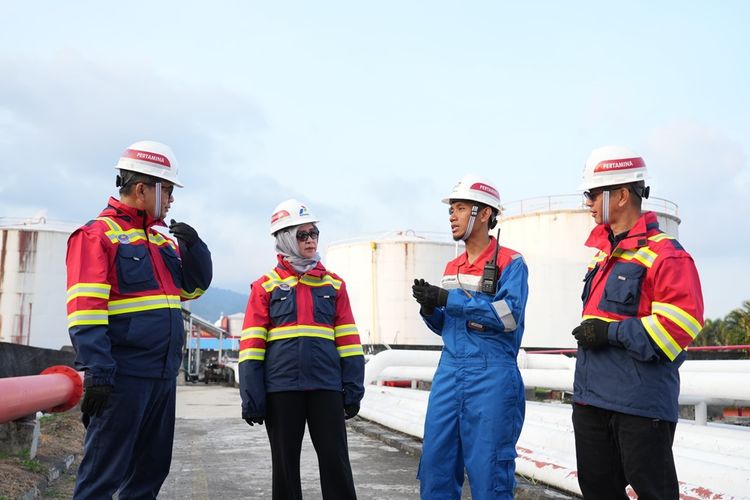 Kepala Badan Pengatur Hilir Minyak dan Gas Bumi (BPH Migas) Erika Retnowati bersama jajaran dalam kunjungan ke Integrated Terminal (IT) Bitung, Sulut, Minggu (22/9/2024).