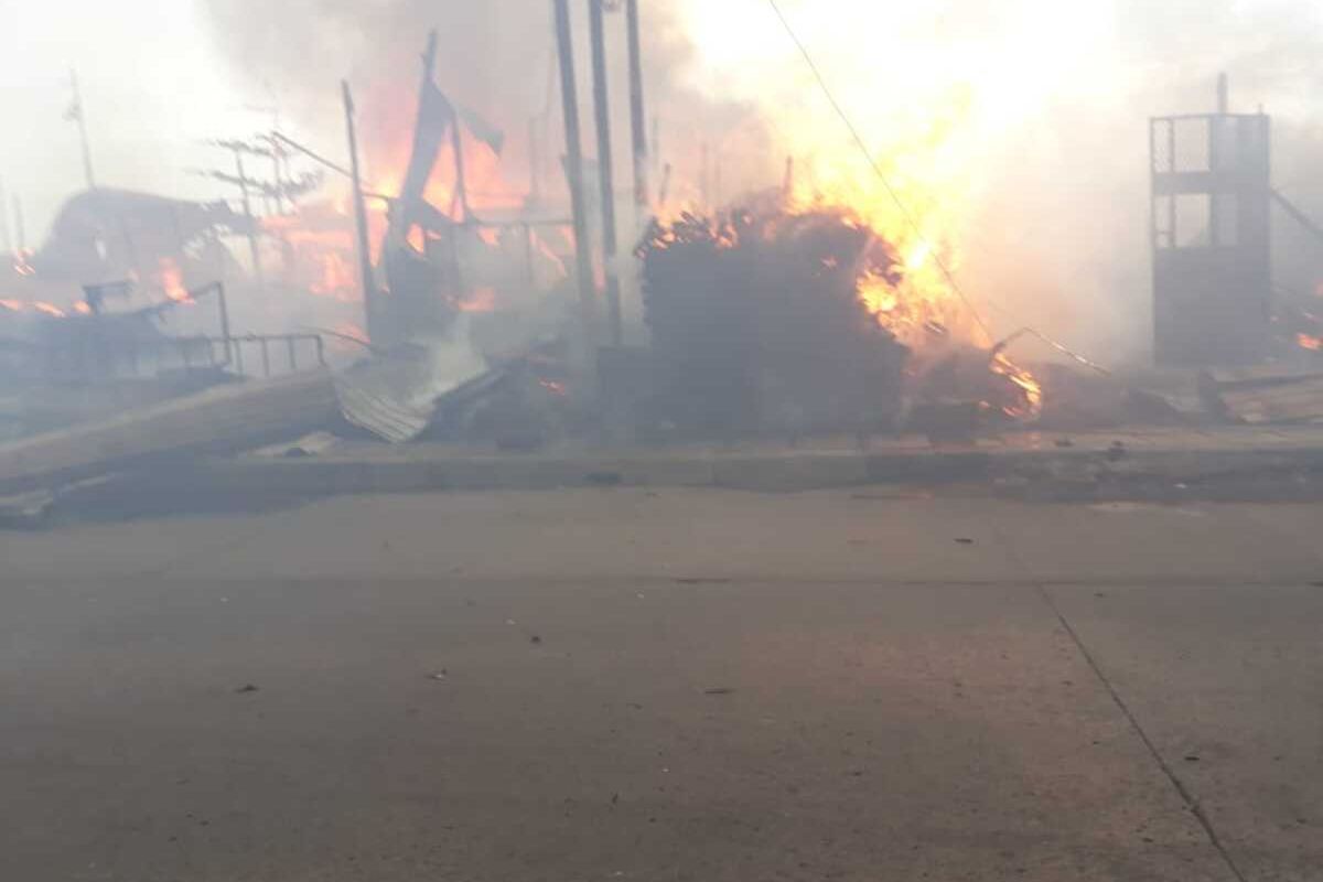 Empat rumah dan sebuah lapak di Jalan Raya Cakung Cilincing, Cakung, Jakarta Timur ludes terbaka, Senin (4/5/2020).