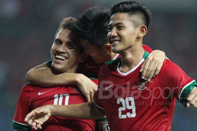 Tiga pemain timnas U-19 Indonesia merayakan gol ke gawang timnas U-19 Kamboja dalam laga di Stadion Patriot Candrabhaga, Rabu (4/10/2017). Dalam laga itu, Egy Maulana Vikri dkk menang 2-0.