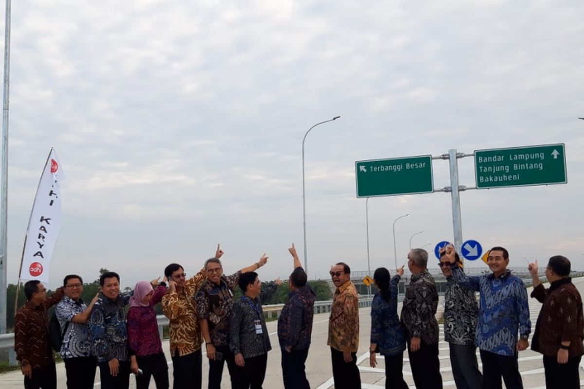 Menteri Badan Usaha Milik Negara (BUMN) Rini Soemarno ketika menyusuri ruas tol Bakauheni - Terbanggi Besar dari Gerbang Tol Natar di Bandar Lampung, Jumat (8/3/2019).