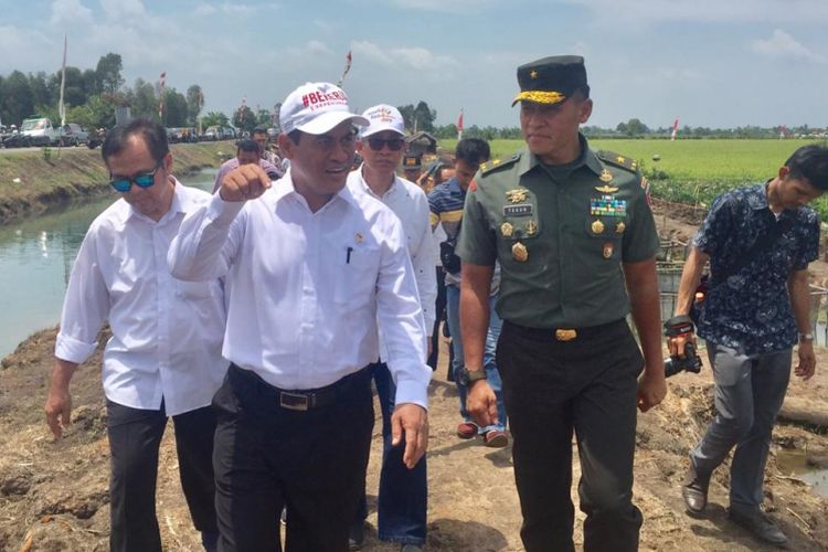 Menteri Pertanian Andi Amran Sulaiman saat mengecek kesiapan pilot pengembangan lahan rawa di Desa Jejangkit, Kecamatan Jejangkit, Kabupaten Barito Kuala, Kalimantan Selatan, Selasa (16/10/2018).