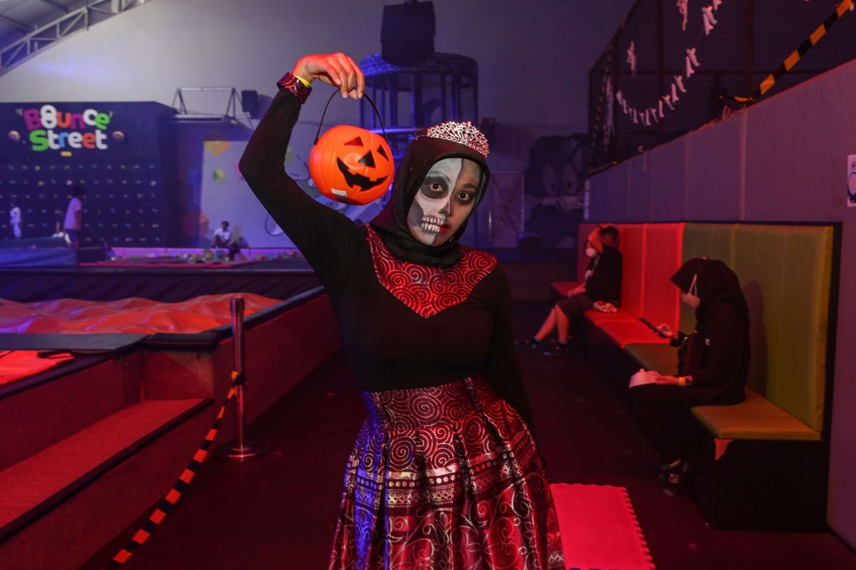 Pengunjung mengenakan kostum unik berbagai karakter saat pesta Halloween di Bounce Street Asia Trampoline Park, Kelapa Gading, Jakarta Utara, Sabtu (29/10/2022). Pesta Halloween menawarkan pengalaman baru bagi pengunjung di Bounce Street Asia.