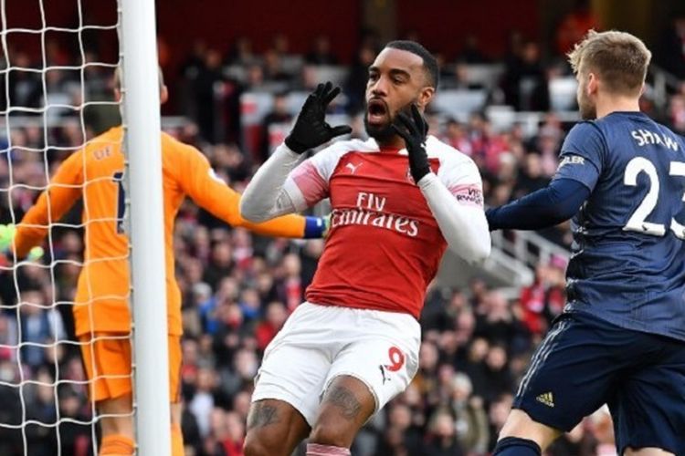 Alexandre Lacazette tampak kecewa seusai gagal menyelesaikan peluang pada pertandingan Arsenal vs Manchester United di Stadion Emirates dalam lanjutan Liga Inggris, 10 Maret 2019. 