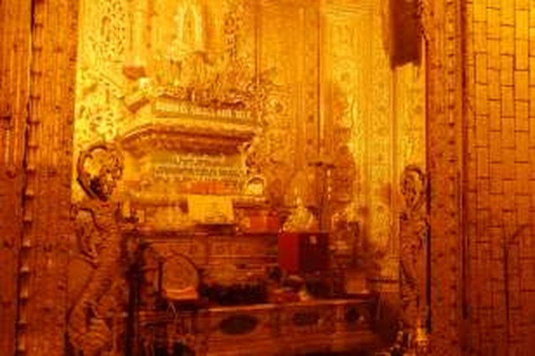 Botataung Pagoda di Yangon, Myanmar, memiliki ruangan khusus tempat disimpannya potongan rambut Buddha.