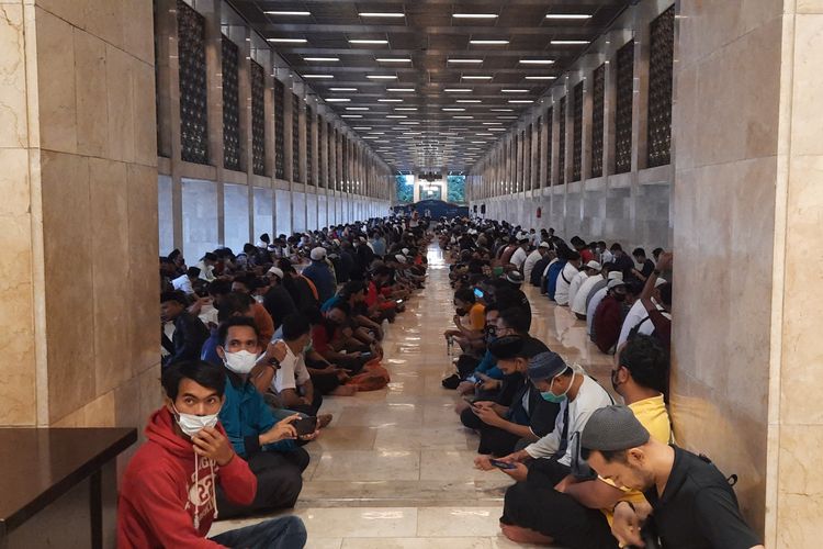Masjid Istiqlal, Jakarta, kembali menggelar buka puasa bersama dengan para jemaah pada bulan Ramadhan 1443 Hijriah. Kali terakhir, buka puasa bersama digelar di masjid tersebut pada 2019 atau sebelum pandemi Covid-19. Foto diambil pada Minggu (3/4/2022).