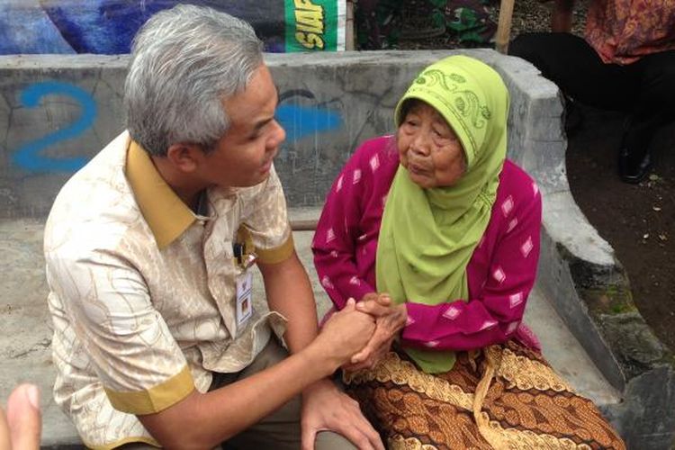 Ganjar Pranowo berbincang dengan nenek di Klaten, Jawa Tengah Rabu (25/1/2017)