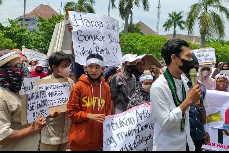 Sejumlah warga bersama mahasiswa menggelar aksi damai mengkritik sejumlah kebijakan Pemkot Tegal, di depan Gedung DPRD Kota Tegal, Senin (28/3/2022). 