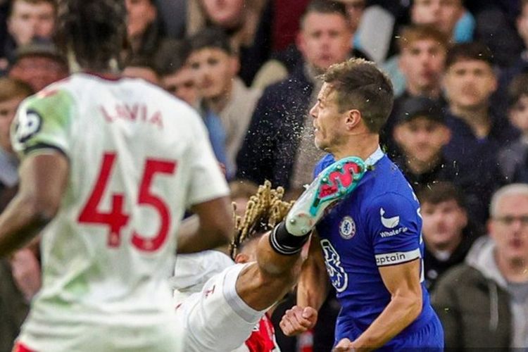 Cesar Azpilicueta saat membela Chelsea dalam pertandingan kontra Southampton pada lanjutan pekan ke-24 Premier League 2022-2023 di Stadion Stamford Bridge, Sabtu (18/2/2023). Terbaru, pelatih Chelsea, Graham Potter, memberikan perkembangan terkini kondisi Cesar Azpilicueta. (Photo by Nigel Keene / ProSportsImages / DPPI via AFP)