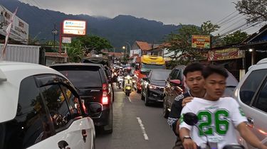 Jalur Wisata Ciater Dipadati Kendaraan H+1 Lebaran, Lalu Lintas Tersendat Hingga Malam