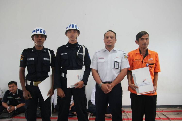  Wakil Presiden Deputi PT Kereta Api Indonesia (KAI) Daerah Operasi (Daop) 5 Purwokerto, Wisnu Pramudyo memberikan penghargaan kepada Supriyanto (Porter), Andre Arifin, dan Imam Turino (security), Rabu (7/6/2017).