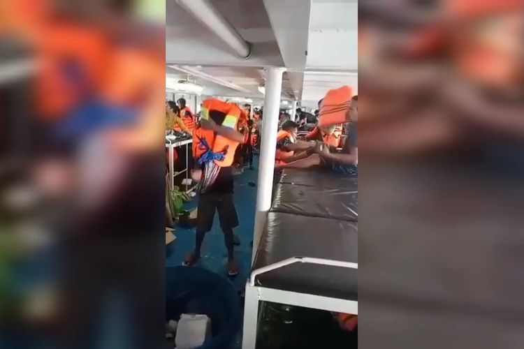 Kepanikan dan ketakutan melanda seluruh penumpang KM Al Sudais22 yang dihantam gelombang tinggi di perairan tanjung pulau Buton, Sulawesi Tenggara, Rabu (22 /6/ 2022).
