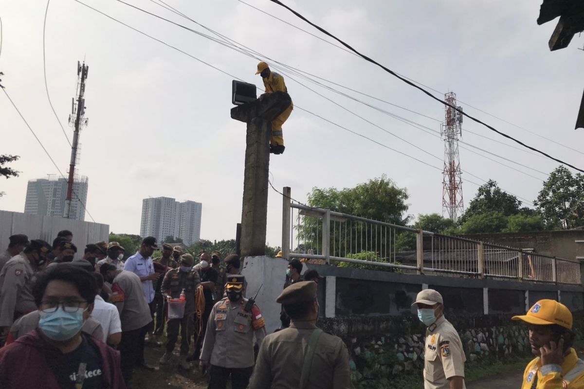 Pemerintah Kota (Pemkot) Administrasi Jakarta Selatan (Jaksel), menertiban bangunan di atas tanah milik Pemerintah Provinsi (Pemprov) DKI Jakarta, di Jalan Assakinah RT 003/RW 02 Kelurahan Kebagusan, Pasar Minggu, Rabu (3/3/2021).